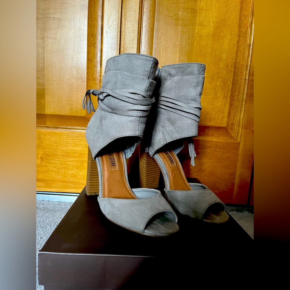 🌺Leila Stone Chelsy Bootie in Taupe. Size 6.5 slightly loved.